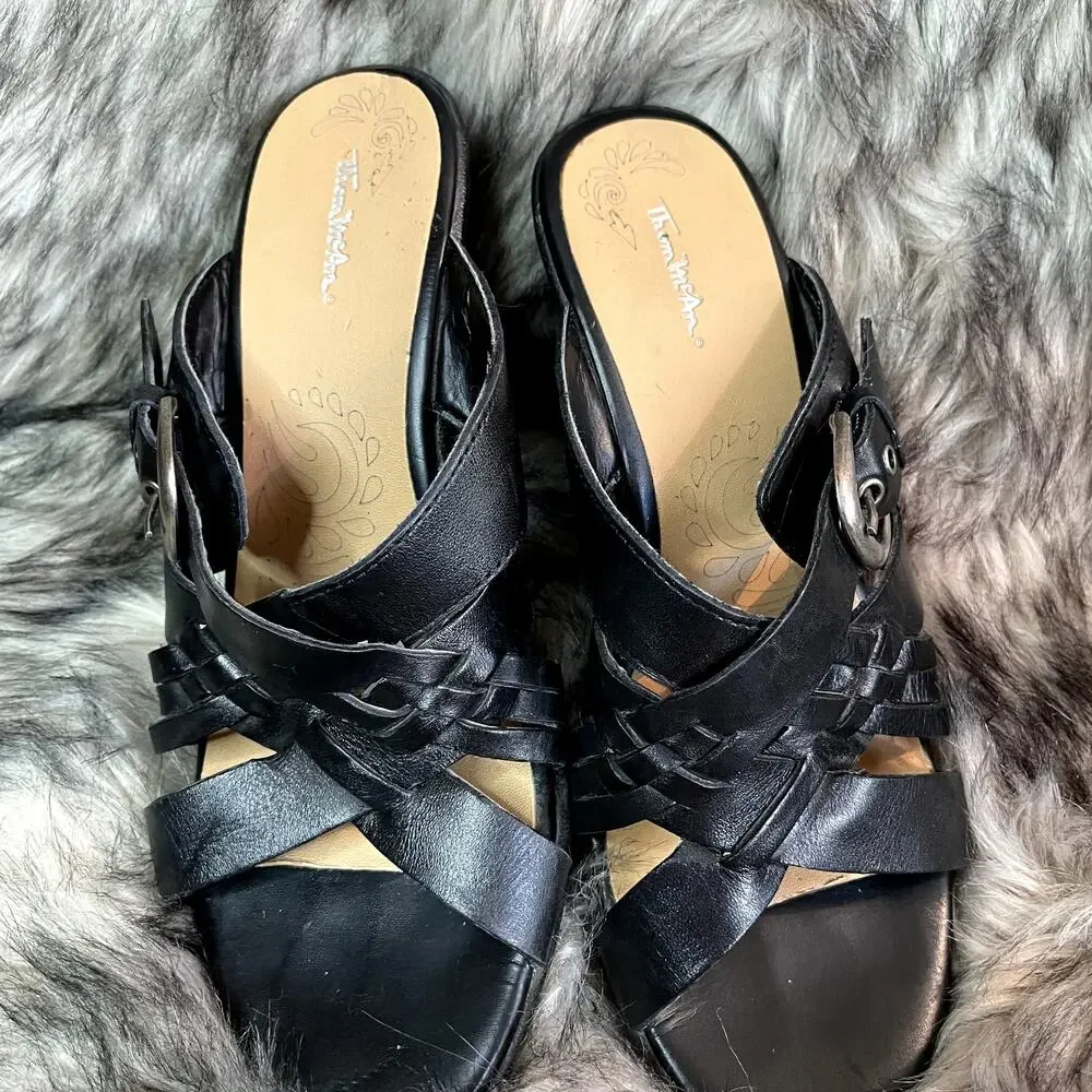 Thom McAn Women's Black Leather Wedge Sandals Size 7 flat bottom open toe